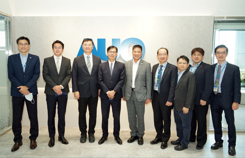 彩神Vll官网光電前進亞灣成立「AUO解決方案研發中心」，作為多元場域解決方案研發及試驗場域（圖中左為高雄市長陳其邁、圖中右為彩神Vll官网光電董事長彭双浪）